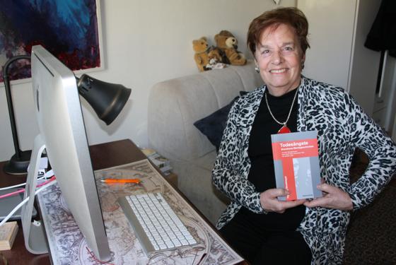 Meisterin des Alltag-Horrors: Die Moosacher Autorin Ingeborg Struckmeyer hat ihr sechstes Buch »Todesängste« fertiggestellt.	Foto: Julia Stark
