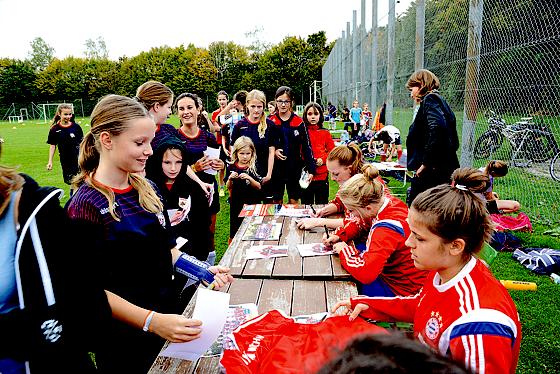 Die Autogramme der FC-Bayern-Fußballerinnen wollten die FCO-Spielerinnen auch auf Schuhe und Schienbeinschoner haben. 	Foto: privat