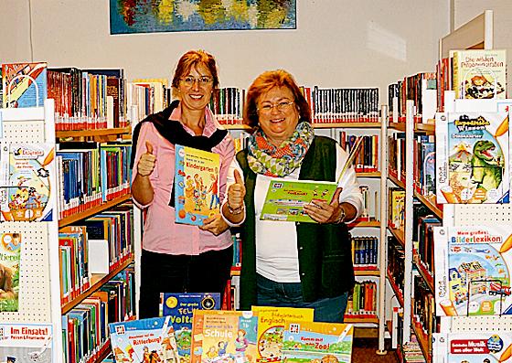 Christiane Kobler (li.) und Erika Aulenbach vom Förderkreis schenkten 38 tiptoi- und ting-Bücher.	Foto: privat