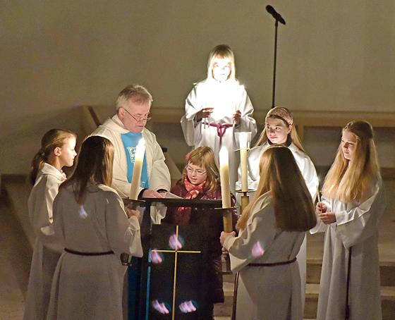 Vortragen der »Fürbitten« bei Rorate-Gottesdiensten in St. Magdalena.	Foto: privat