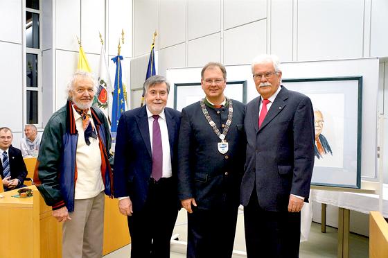 Der Künstler Ivo Krizan (l. ) mit den beiden neuen Ehrenbürgern Thomas Jaeger (2. v. l.) und Volker Panzer (r.). Bürgermeister Wolfgang Panzer (2. r.) gratulierte recht herzlich.	Foto: hw