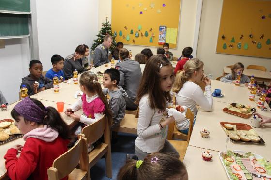 Die Frühstücksklub-Kinder mit den Soldatinnen und Soldaten beim Frühstück in der Grundschule an der Ittlingerstraße.	Foto: Deutsche Lebensbrücke