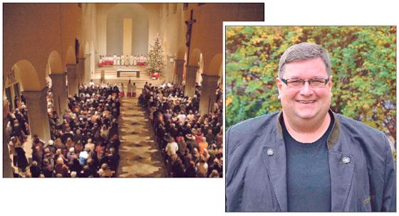 Die St. Martin-Kirche in Moosach in weihnachtlichem Lichterglanz.	(Foto rechts) Monsignore Martin Cambensy rät den Gläubigen zum Öffnen der Sinne und Innehalten. Fotos: Pfarrei