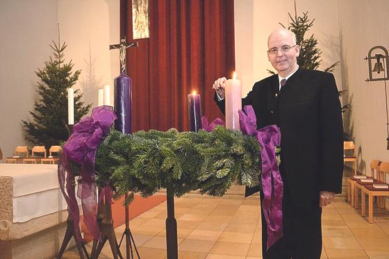 Pfarrer Harald Wechselberger von Maria Ramersdorf und St. Pius freut sich, gemeinsam mit allen Bürgern die Geburt Christi zu feiern.	Foto: ar