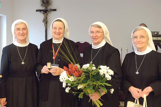 Schwester Charlotte (Zweite von links) feierte ihr 40-jähriges Dienstjubiläum. Ihr gratulierten Generaloberin Schwester Theodolinde, Generalökonomin Schwester Theodora und Generalvikarin Schwester Veneranda (v.l.). 	Foto: PM