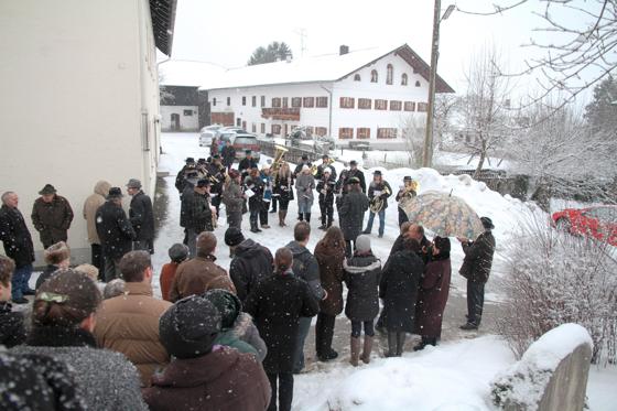 Die Musikanten der Steinhöringer Blasmusik laden auch heuer zum traditionellen Neujahrsanblasen ein.	Foto: VA