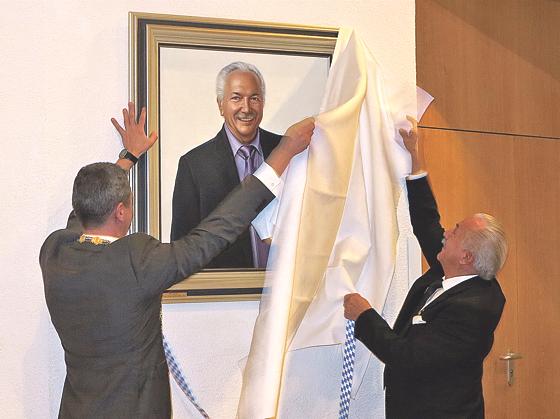Erster Bürgermeister Böck und Altbürgermeister Zeitler enthüllen gemeinsam Zeitlers Porträt.	Foto: VA