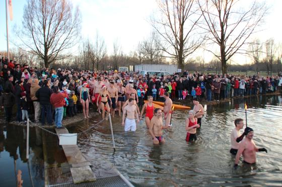 Nur für die Harten: Das Dreikönigsschwimmen am Kronthaler Weiher findet heuer bereits zum 8. mal statt. 	Foto: VA