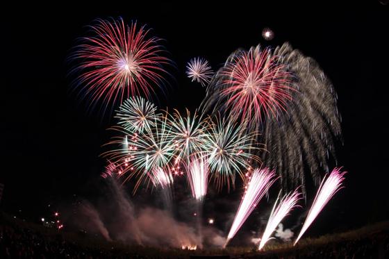 In wenigen Stunden werden wir das Jahr 2015 mit dem ein oder anderen Feuerwerk begrüßen, aber wo kommt dieser Brauch überhaupt her und was sollte man Beachten. 	Foto: VA