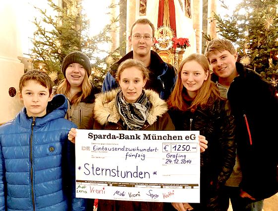 Grafinger Ministranten sammeln beim Klopf-o-geh 1.250 Euro für die Benefizaktion »Sternstunden« des Bayerischen Rundfunks.	Foto: privat