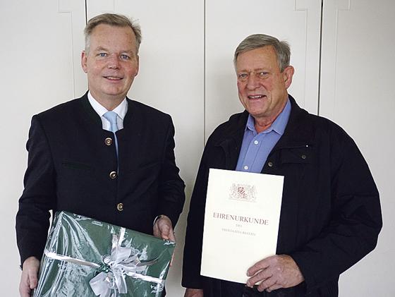 Bürgermeister Jan Neusiedl (li.) ehrt Karl Weinzierl (re.) für seine Verdienste. Foto: Gemeinde Grünwald