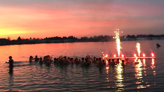 Am Dreikönigstag wagten sich 50 Schwimmer in das eisige Wasser des Kronthaler Weihers