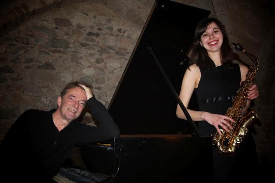 Der etablierte Pianist und Komponist Peter Ludwig spielt im Duett mit der jungen Saxophonistin Sarah Kober.	Foto: Peter Ludwig