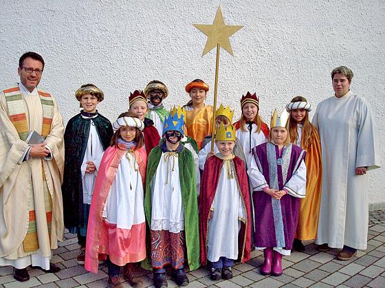 Die Sternensinger zwischen dem begeisterten Pfarrer Philipp Wahlmüller und der Gemeindereferentin Christine Stauß.	Foto: St. Otto