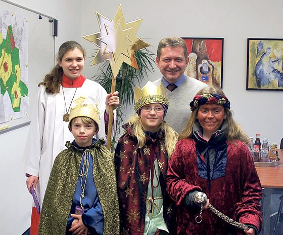Bürgermeister Klaus Korneder freute sich über den Besuch der kostümierten Kinder.	Foto: VA