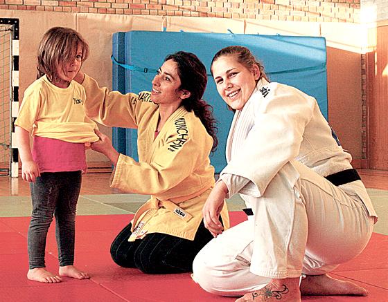 Judo-Etikette und richtig fallen, das lernen die Kleinen breits in den ersten Stunden. 	Foto: VA