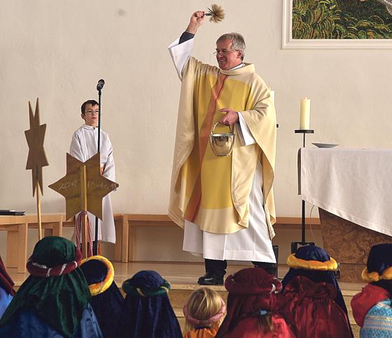 Pater Sobczyk segnete die Sternsinger, die dieses Jahr einiges an Spenden einnahmen.	Foto: privat