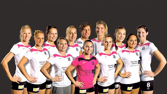 Trainer Bastian Henning (obere Reihe Mitte) kann stolz auf seine hübschen Fighterinnen sein.      		  Foto: Verein
