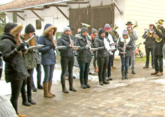 Die Steinhöringer Blasmusik lud auch heuer zu einem kleinen Standkonzert zur Begrüßung des neuen Jahres. 	Foto: Aman