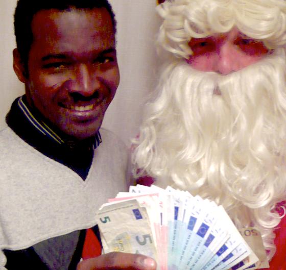 Der WSVSmH-Nikolaus bei der Spendenübergabe an Pater Moses.	Foto: Verein