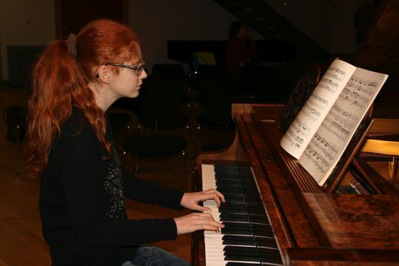 Fleißig übt die 13-jährige Julia für den Wettbewerb »Jugend musiziert«. Der Wettbewerb wird am kommenden Wochenende ausgetragen. 	Foto: hol