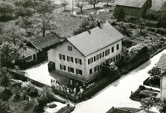 Das alte Straußdorfer Schulhaus aus der Vogelperspektive.	Foto: Archiv der Stadt Grafing