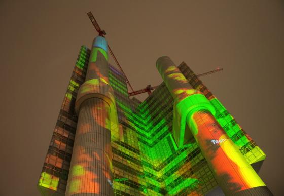 Bei der Video-Lichtinstallation des Künstlers Philipp Geist wird der HVB-Tower zum »Green Building« umgewandelt. 	F.: HVB Immobilien AG/ Philipp Geist/ HG Esch