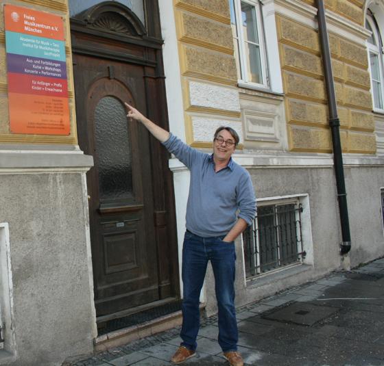 Geschäftsführer Felix Büchner vor dem Freien Musikzentrum, wo die Besucher am Tag der offenen Tür unter anderem eine deutsche Sackpfeife aus der Renaissance ausprobieren können.	Foto: js /VA