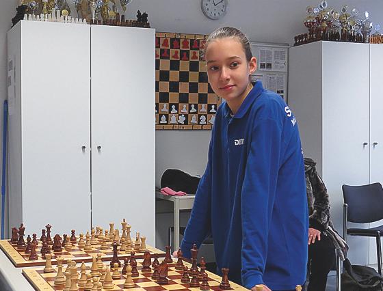 Nachwuchsspielerin Sonja Kukulina, Deutsche Vizemeisterin U10, hat beim Schach stets den Überblick.	Foto: privat