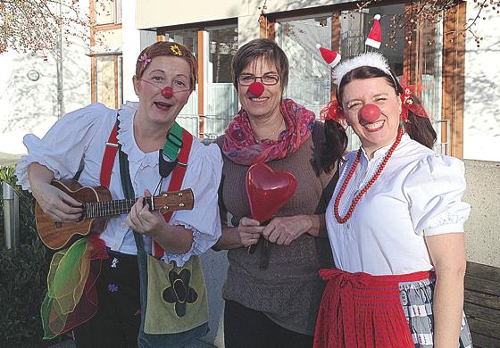 Die KlinikClowns Madame Chimpie und Ferdi freuten sich über die 600 Euro-Weihnachtsspende, die Klawotte-Leiterin Ulrike Konrads (Mitte) brachte.	Foto: privat