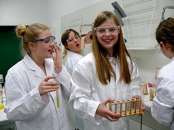 Die MINT-freundliche Realschule vermittelt den Mädchen in der »Girls Night« Spaß an naturwissenschaftlichen Experimenten. 	Foto: privat