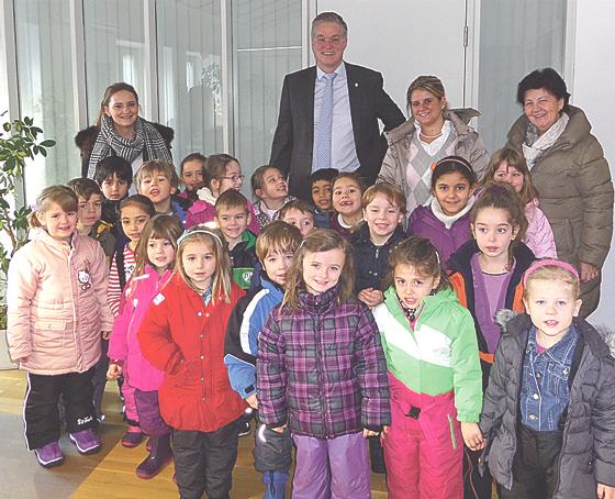Bürgermeister Dietmar Gruchmann nahm sich Zeit für die kleine Schar und ihre Fragen.	Foto: VA