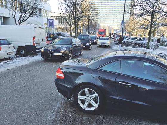 Am Rosenkavalierplatz ist es extrem eng: Zu den vielen Pkw auf Parkplatzsuche kommen auch noch der Lieferverkehr und die Taxis.	Foto: hgb