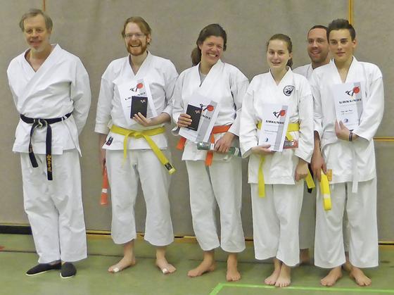Stolz präsentieren die erfolgreichen Karate-Absolventen ihre Urkunden.	Foto: VA