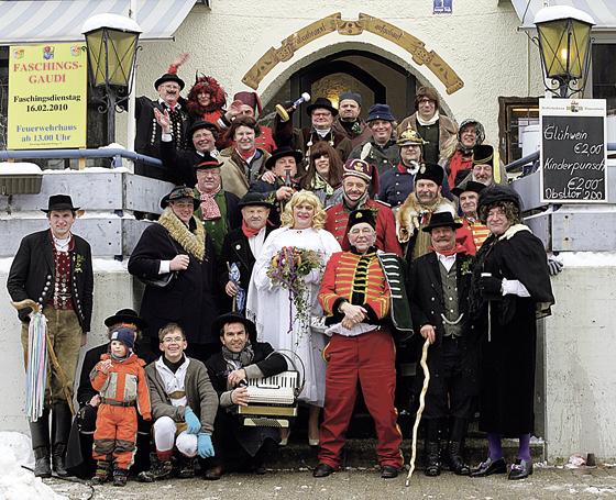 Die Poinger Hochzeitsgesellschaft bei der letzten Bauernhochzeit in 2010. Am  Faschingssonntag, 15. Februar, ist es endlich wieder so weit. 	Foto: Alois Moser