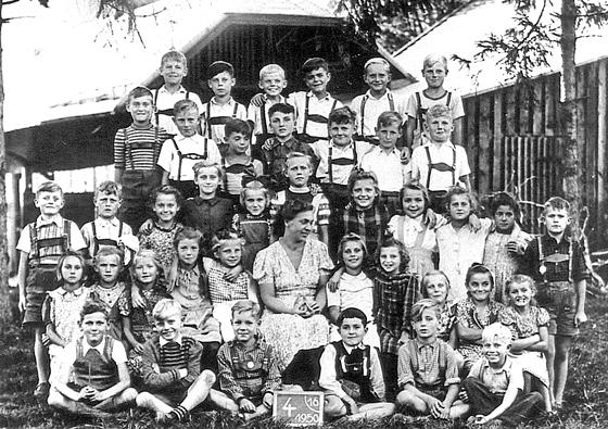 Aus dem Jahr 1941 stammt diese Aufnahme einer Horde von braven Buben. Für die Ausstellung »D` Schulzeit« hoffen die Macher auf weitere Schätze.	Foto: VA