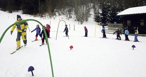 Früh übt sich: Andi Meier führt die Kleinen am Glonner Skihang mit abwechslungsreichen Übungen an den Wintersport heran.	Foto: privat