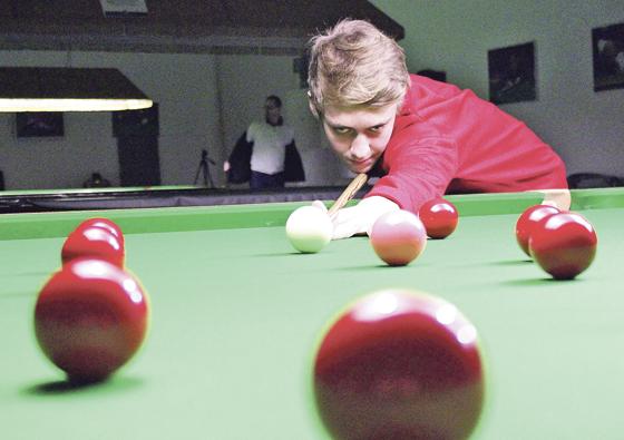 Er schickt sich an, mal ein ganz Großer im Snooker-Sport zu werden: Der erst 15-jährige Münchner William Frey. Foto: Jürgen Schütt