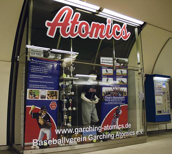Am U-Bahnhof Garching machen die Atomic-Baseballer Werbung in eigener Sache. 	Foto: Verein