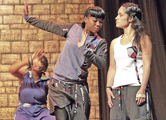 Yeukai Zinyoro, Maylene Chenjerayi und Pascale Firholz (v.l.) in einer Szene des Jugendtheater-Stücks »Twenty.Fifteen«	 Foto: Kuenda Productions