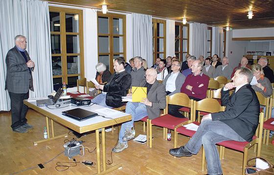 Gespannt hören die Ehrenamtlichen Harald Heintze bei seinem Vortrag zu. Foto: privat