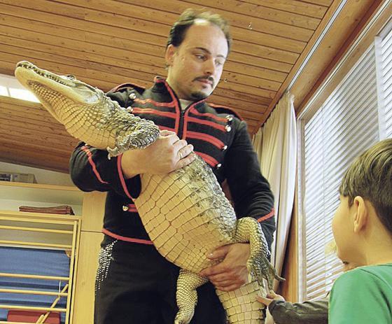 Crocodile-Dieter: Da staunten die Kleinen des Kindergartens in Mintraching nicht schlecht.	Foto: Privat