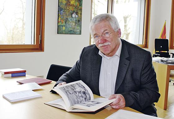 »Eine Chronik hält Veränderungen fest«, sagt Feldkirchens Bürgermeister  Werner van der Weck. Davon gab es seit 1990 einige im Ort.	Foto: bs