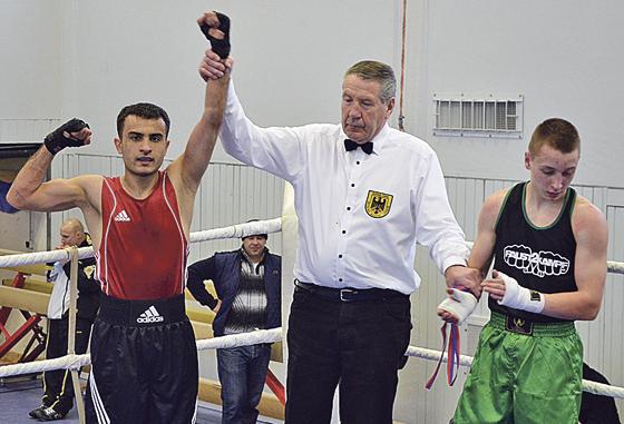 Siegreich: Salman Zadran (v. li.) mit Ringrichter Armin Kneer und Norbert Cerwinsky. Foto: VA