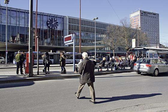 Der Bahnhofsvorplatz soll langfristig umgestaltet und für den Individualverkehr, also in erster Linie Autos, gesperrt werden.	Foto: js
