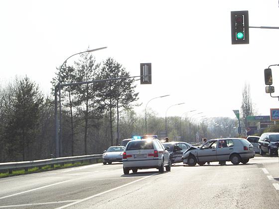 Die Anzahl der Verkehrsunfälle im Landkreis blieb in etwa konstant. Foto: erysipel/pixelio