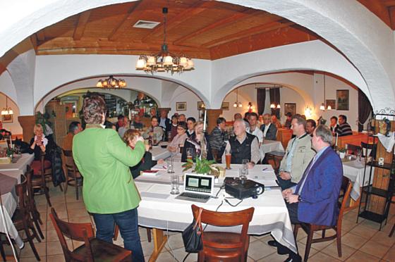 Zahlreiche Bürger waren gekommen, um mit Landrat Christoph Göbel über den Ausbau des ÖPNV zu diskutieren. 	Foto: VA