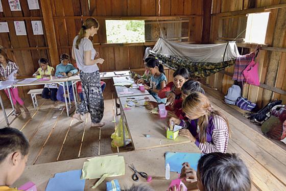 Ein typisches Klassenzimmer in der Dorfschule im Nordosten von Kambodscha. Die Schülerin Anna Wittig (16) bastelt hier mit den Schulkindern. 	Foto: Privat
