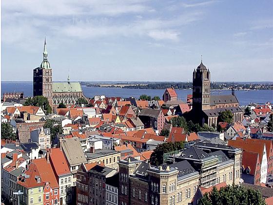Eine der Etappen auf Robert Kristens Reise: Die Altstadt von Stralsund.	Foto: VA