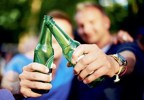 Nach wie vor ist ein Thema: Alkoholmissbrauch bei Schülern und Jugendlichen in Bayern. Foto: DAK
